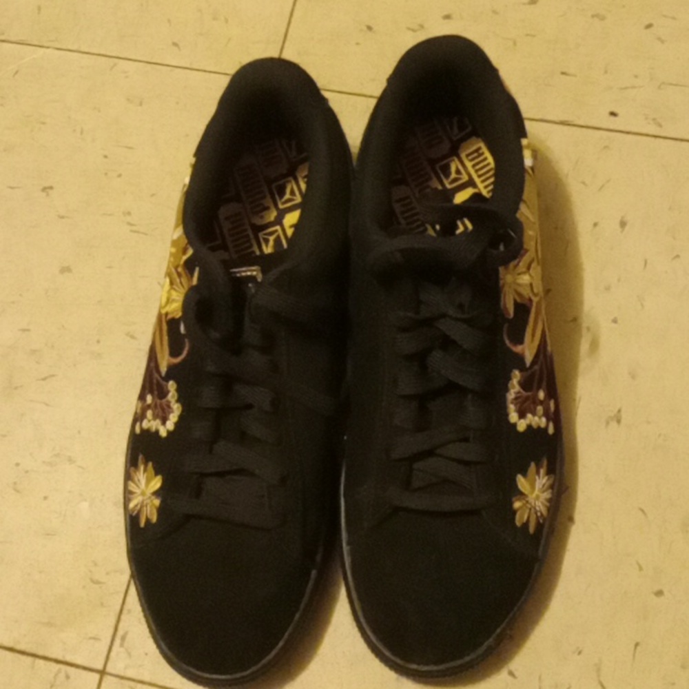 Black and gold suede Puma